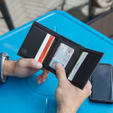 Cartera triple con bloqueo RFID de Travelon (82034)
